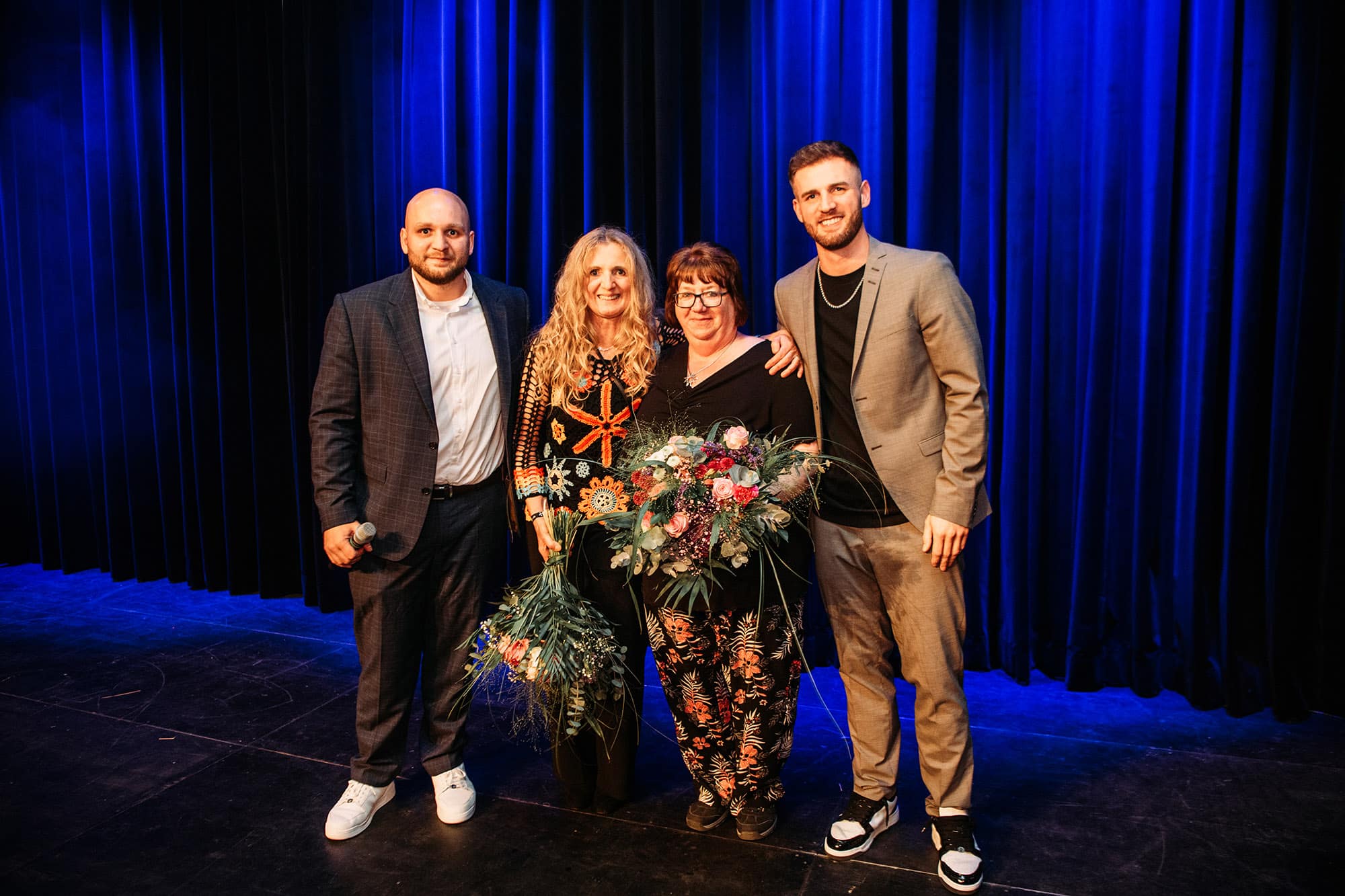 Miles und Melvin Lamberty bedanken sich bei Britta Lamberty und Manuela Hartmann für ihre langjährige Zugehörigkeit bei der erka Verpackungssysteme GmbH